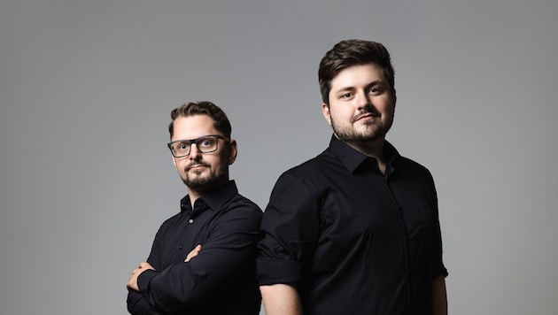 They announced the successful financing round on a giant screen in New York: Alexander Feiglstorfer (l.) and Dominik Angerer, the founders of Storyblok. (Bild: Storyblok/Fotostudio Eder)