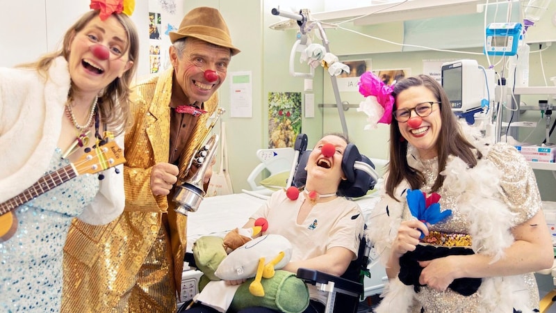 Trixie, Marie und Franz bringen Freude zu Patienten (Bild: Rote Nasen Clowndoctors)