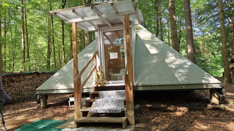 Almost idyllic - unfortunately apparently built illegally: one of the meditation huts (Bild: Sobe Hermann)