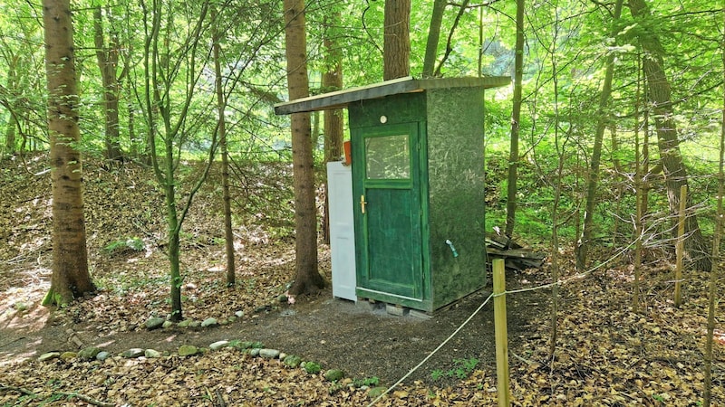 Auch ein Wald-WC gibt es am Areal. (Bild: Sobe Hermann)