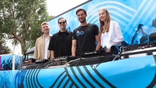 Gasteiner-Geschäftsführer Walter Scherb mit Julius und Julius von Coverrun und Sängerin Lika ...