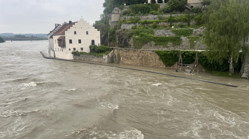 Der Inn kam manchen Häusern gefährlich nahe. (Bild: FF Schärding)