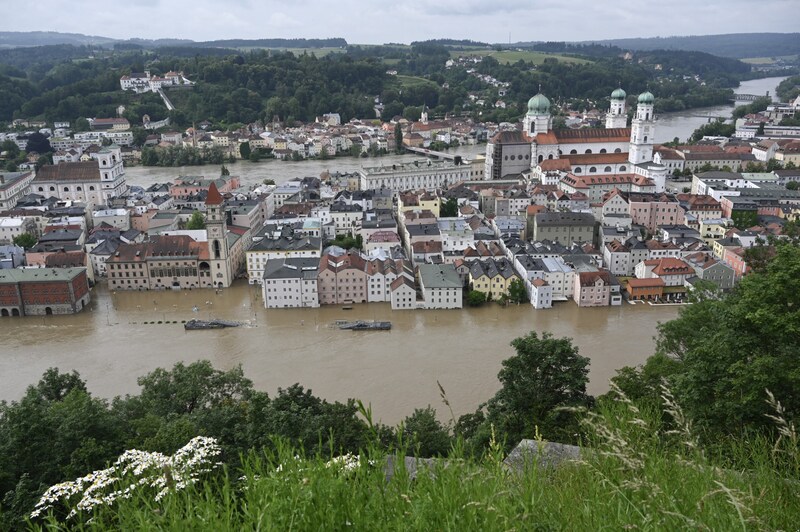 The center of Passau was flooded. (Bild: APA/AFP/Michaela STACHE)