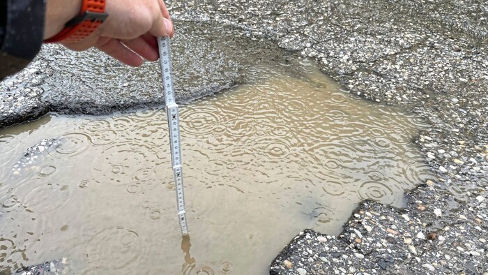 Zehn Zentimeter tief ist das Schlagloch, das sich direkt in der linken Spur befindet, an der ...