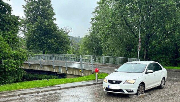 Zehn Zentimeter tief ist das Schlagloch in der Eiskellerstraße in Klagenfurt. Einige Autos trugen schon Schäden davon. (Bild: Alexander Schwab)