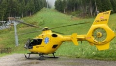 Der Verletzte wurde mit dem Rettungshubschrauber „Heli 4“ ins Bezirkskrankenhaus Schwaz geflogen. (Bild: zoom.tirol)