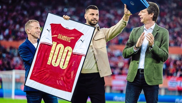 Aleksandar Dragovic was honored for his 100 caps. (Bild: Urbantschitsch Mario/Mario Urbantschitsch)