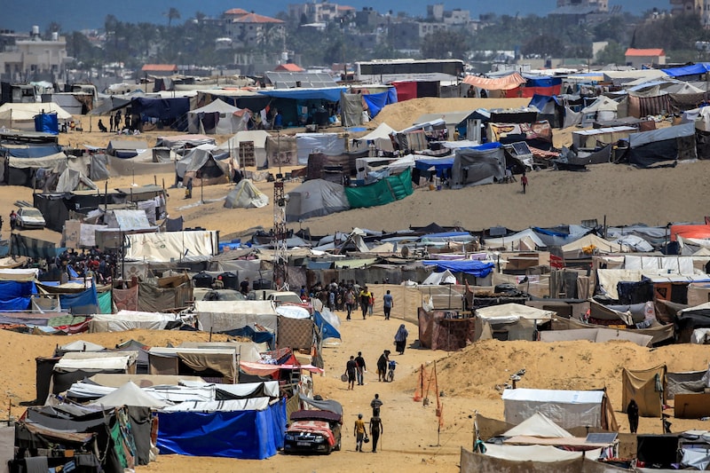 Tausende Palästinenser mussten vor den Kampfhandlungen flüchten und leben zurzeit in Zelten in Rafah im Süden des Gazastreifens. (Bild: APA/AFP/Eyad BABA)