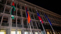 Nach der Abstimmung in Ljubljana wird vor dem slowenischen Parlamentsgebäude die palästinensische Flagge gehisst. (Bild: ASSOCIATED PRESS)