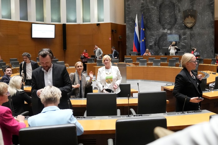 Mitglieder des slowenischen Parlaments verlassen den Saal nach der Abstimmung
