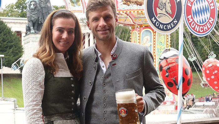 Thomas Müller mit seiner Ehefrau Lisa