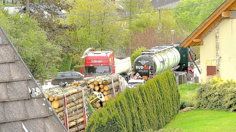 Laster vom Steinbruch, Holztransporte, Öllieferungen: In den Dörfern am Krappfeld kommt es zu verkehrstechnisch prekären Situationen. (Bild: Evelyn Hronek)