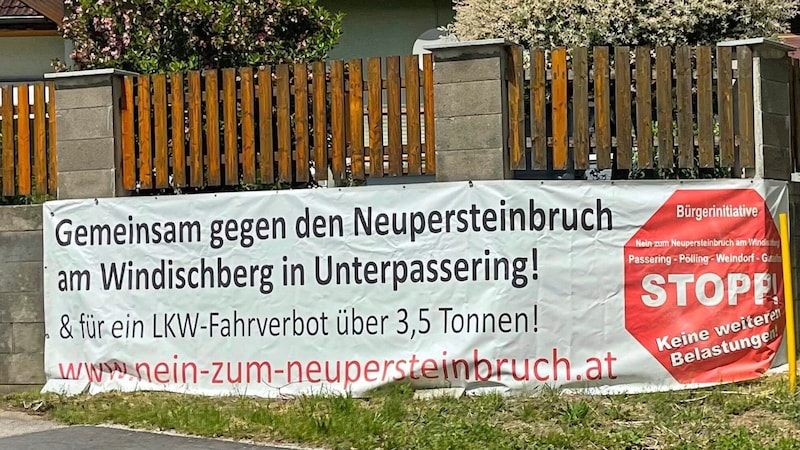 Banners hang in the villages around the Windischberg. (Bild: Evelyn Hronek)