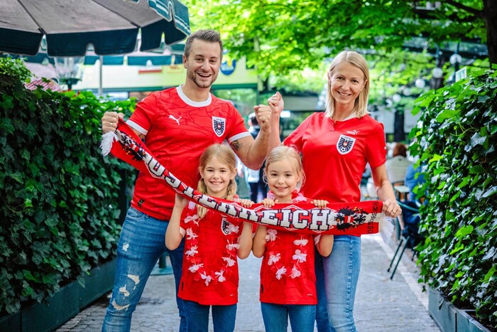 Patrick, Geburtstagskind Jana, Mia und Nadine sind schon im EM-Fieber.