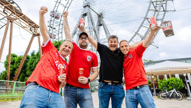 Günther, Patrick, Martin and Andreas (from left to right) in front of the Ferris wheel (Bild: Urbantschitsch Mario)