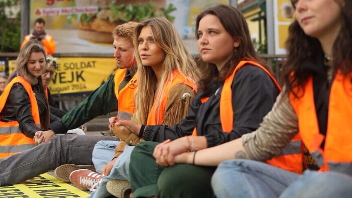 Anja Windl (li.) und Laila Fuisz bei einer Protestaktion in Österreich