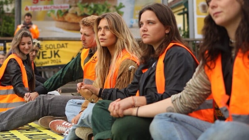 Anja Windl (left) and Laila Fuisz at a protest in Austria (Bild: Letzte Generation AT)