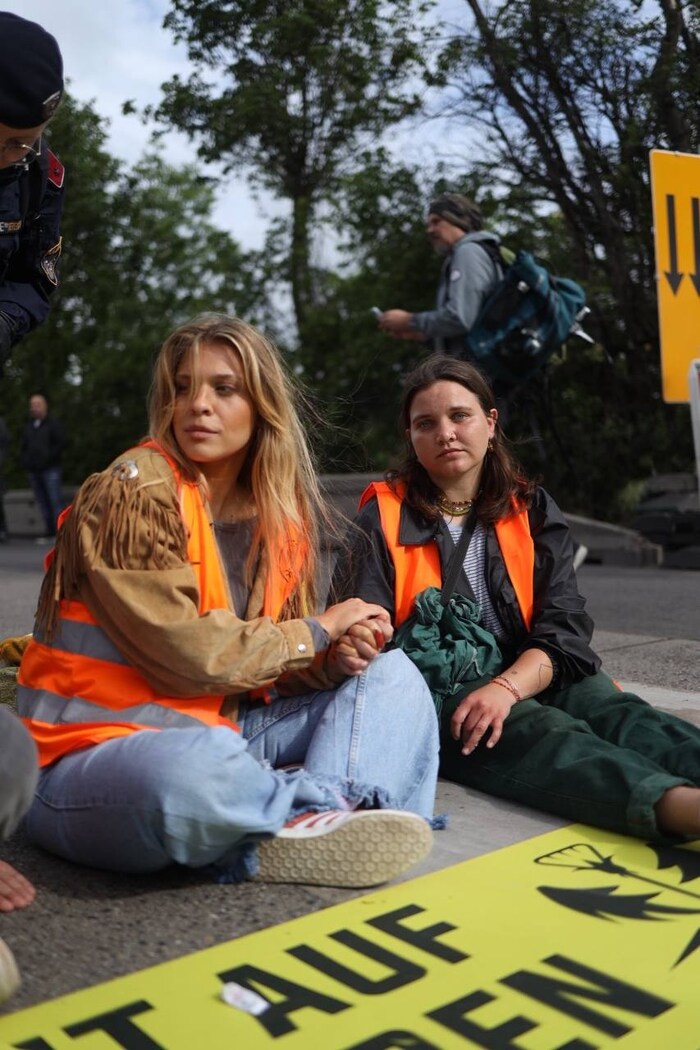 Anja Windl (li.) und Laila Fuisz bei einer Protestaktion in Österreich. 