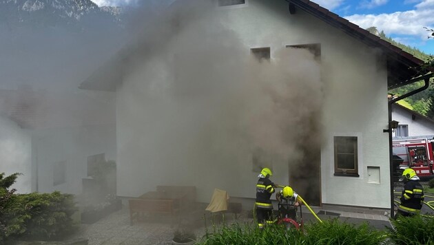 Smoke was coming from the detached house in Neuberg. (Bild: BFVMZ/FF Neuberg)