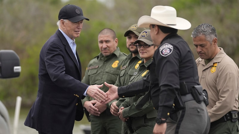 Biden gibt an der US-Grenze den starken Mann. (Bild: AP ( via APA) Austria Presse Agentur)