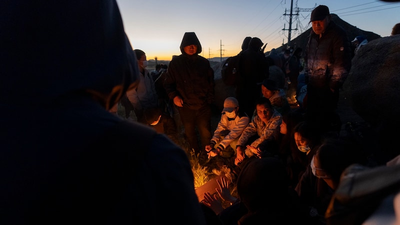 Çinli göçmenler ABD sınırında ülkeye girmek için bekliyor. (Bild: AP ( via APA) Austria Presse Agentur)