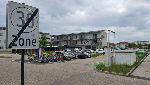 The young residents of the student hall of residence are unsettled. They have now received a surprise notice of termination. (Bild: Lauber, Krone KREATIV)