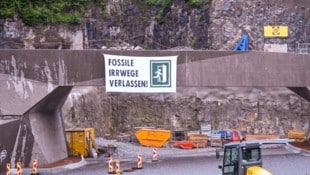 Mit einem Banner taten Klimaaktivisten ihren Unmut über die Tunnelspinne in Feldkirch kund.