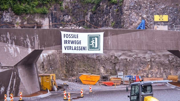 Mit einem Banner taten Klimaaktivisten ihren Unmut über die Tunnelspinne in Feldkirch kund. (Bild: Extinction Rebellion Vorarlberg)