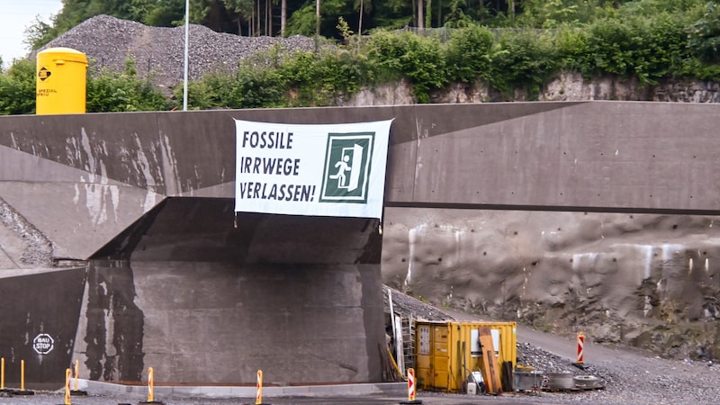 Immer wieder protestieren Klimaaktivisten gegen den Bau der „Tunnelspinne“. (Bild: Extinction Rebellion Vorarlberg)