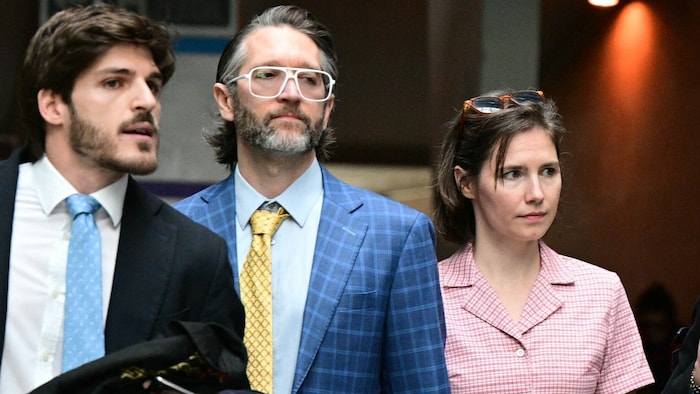 Amanda Knox with her husband (next to her) and lawyer in Florence