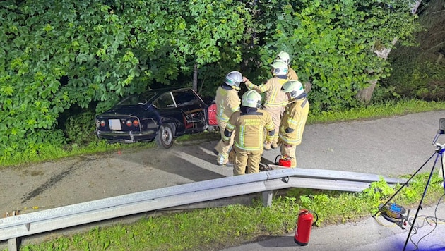 Der Pkw flog über die Leitschiene und krachte gegen einen Baum. (Bild: ZOOM Tirol)