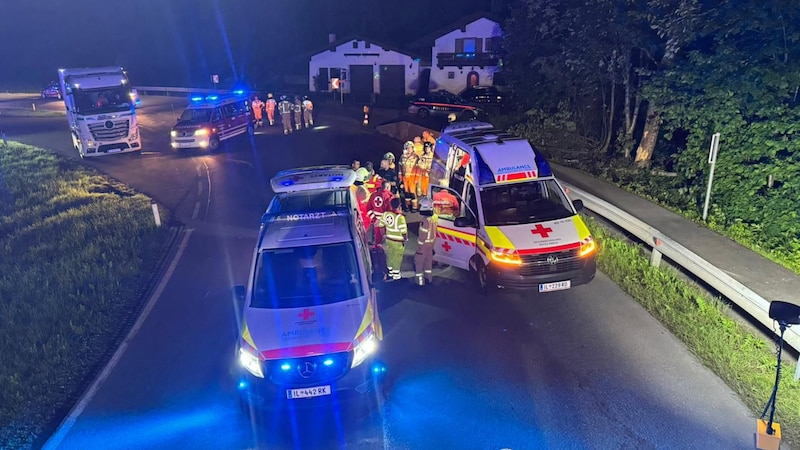 Zahlreiche Einsatzkräfte standen in der Nacht auf Mittwoch im Einsatz. (Bild: ZOOM Tirol)