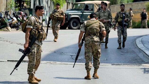 Olayın ardından ağır silahlı güvenlik güçleri ABD Büyükelçiliği çevresini korudu.