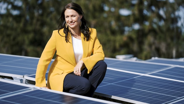 A Waldviertel régióban született Cornelia Daniel a Dachgold fotovoltaikus ügynökség ügyvezető igazgatója és az Ezer és egy tető kezdeményezés egyik kezdeményezője. (Bild: Dachgold/Tony Gigov)