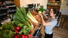 Nicole Gumplmayr verkauft im Geschäft auch frisches Gemüse. (Bild: Wenzel Markus)