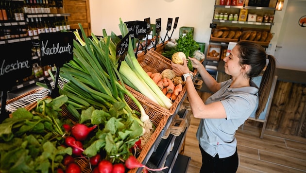 Nicole Gumplmayr verkauft im Geschäft auch frisches Gemüse. (Bild: Wenzel Markus)