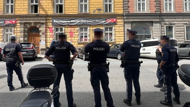 30 Polizisten waren im Einsatz. (Bild: VGT.at, Krone KREATIV)