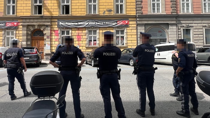 Rendőrök az ÖVP pártközpontja előtt