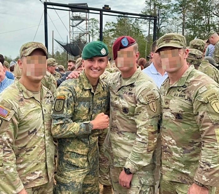 Bei der Abschlussfeier in Georgia mit dem hart erarbeiteten Ranger-Abzeichen auf der Schulter