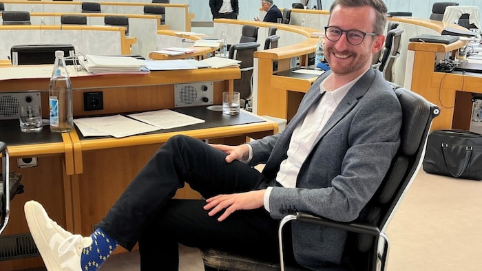 Johannes Gasser with his European socks. Governor Wallner also received one of these, as well as a piggy bank and a pair of scissors to cut off the old braids.