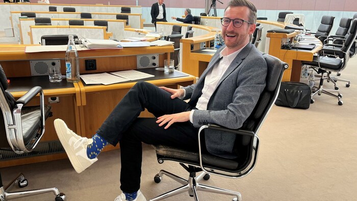 Johannes Gasser (NEOS) hatte die passenden Socken für die Aktuelle Stunde.