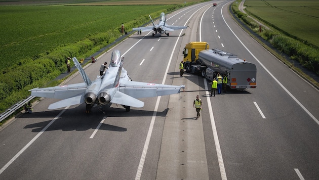 İsviçreli savaş uçağı pilotları bir otoyolda acil durum için eğitim aldı. (Bild: AFP/Fabrice Coffrini)