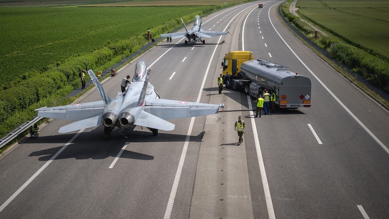 Schweizer Kampfjetpiloten trainierten auf einer Autobahn den Ernstfall. (Bild: AFP/Fabrice Coffrini)