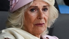 Bei einer Gedenkveranstaltung anlässlich des D-Days wurde Camilla von den Emotionen übermannt. In den Augen der Königin glitzerten Tränen.  (Bild: APA/AFP/POOL/Dylan Martinez)