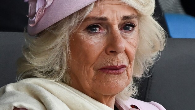 Camilla was overcome with emotion at a memorial service to mark D-Day. Tears glistened in the Queen's eyes. (Bild: APA/AFP/POOL/Dylan Martinez)