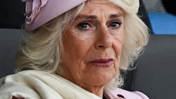 Bei einer Gedenkveranstaltung anlässlich des D-Days wurde Camilla von den Emotionen übermannt. In den Augen der Königin glitzerten Tränen.  (Bild: APA/AFP/POOL/Dylan Martinez)