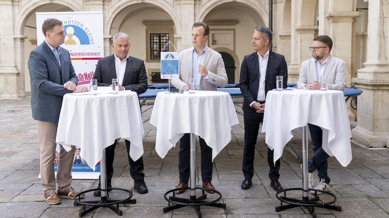 Peter Spitzer und Holger Till (Kleine schützen Große), Landesrat Karlheinz Kornhäusl (ÖVP), der Grazer Jugend- und Sportstadtrat Kurt Hohensinner (ÖVP), Klubobmann Hannes Schwarz (SPÖ) (Bild: steiermark.at/binder)