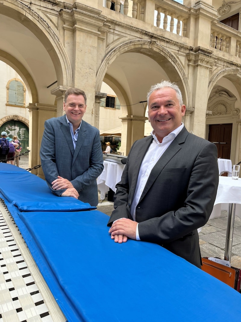 Peter Spitzer und Holger Till mit einem Trampolin im Landhaushof (Bild: Hannah Michaeler)