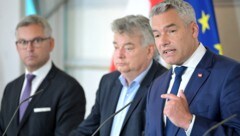 Wollen den Gemeinden finanziell auf die Sprünge helfen: Kanzler Nehammer, Vizekanzler Kogler, Finanzminister Brunner (v.r.) (Bild: APA/ROLAND SCHLAGER)