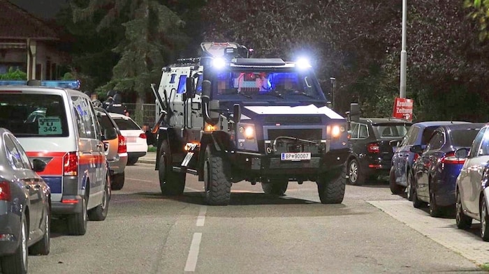Nagyszabású akció Bécs Floridsdorfban: A Wiener Stadthalle-ban tartott harcművészeti rendezvény margóján történt verekedés után lövöldözés volt az utcán. Vádat emeltek
